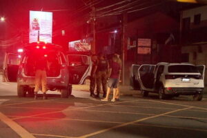 Suspeito de roubar carro é morto pela polícia em confronto