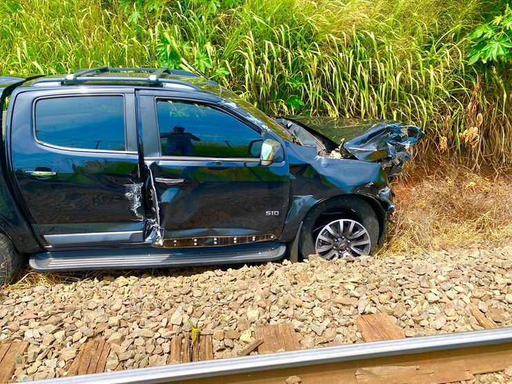 Susto: caminhonete é atingida por trem em Apucarana