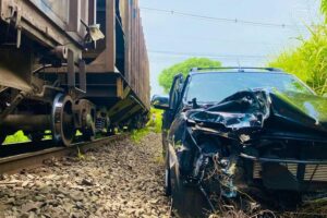 Susto: caminhonete é atingida por trem em Apucarana