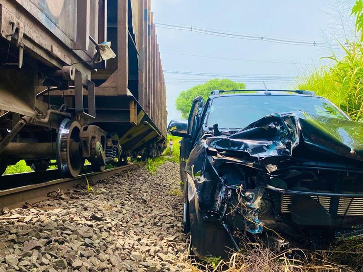 Susto: caminhonete é atingida por trem em Apucarana