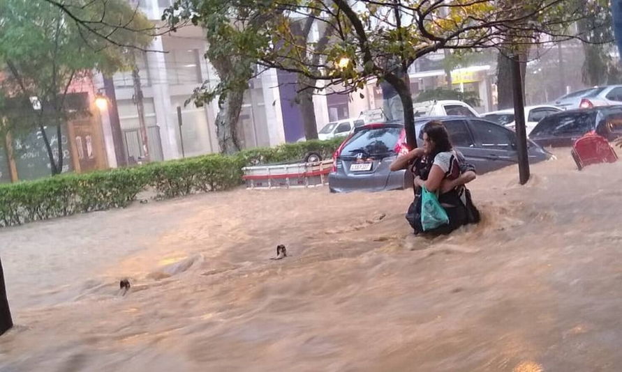 Temporal em Petrópolis deixa um morto e três soterrados