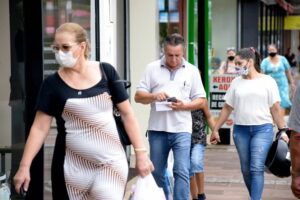 A população de Arapongas está dividida quanto ao uso de máscaras, liberado na cidade