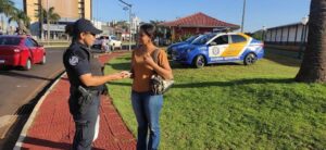 Guarda Municipal de Arapongas homenageia mulheres distribuindo bombons