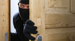 Apucaranense acorda e encontra ladrões dentro de casa
