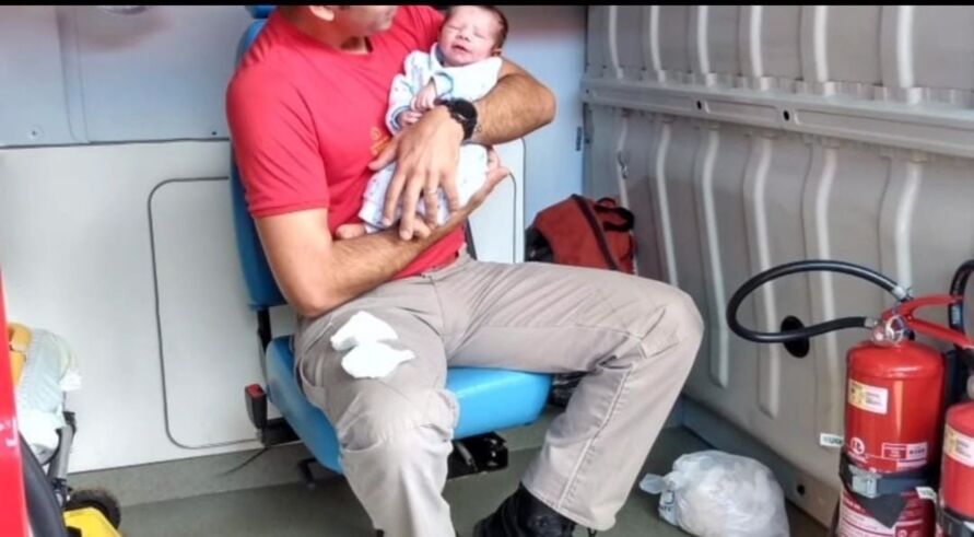 Bombeiro salva vida de bebê de 15 dias que estava engasgado