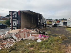 Caminhão carregado com cerâmica tomba e mata jovem de 22 anos