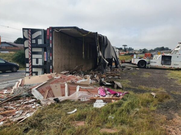 Caminhão carregado com cerâmica tomba e mata jovem de 22 anos