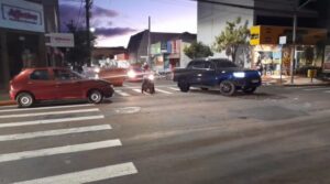 Caminhonete e carro colidem no centro de Arapongas