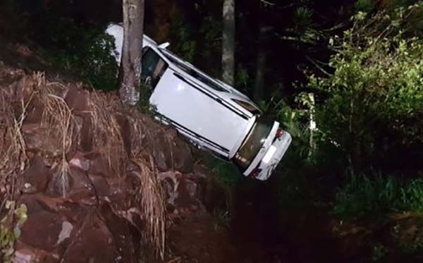 Camionete fica pendurada em barranco em acidente de trânsito no PR