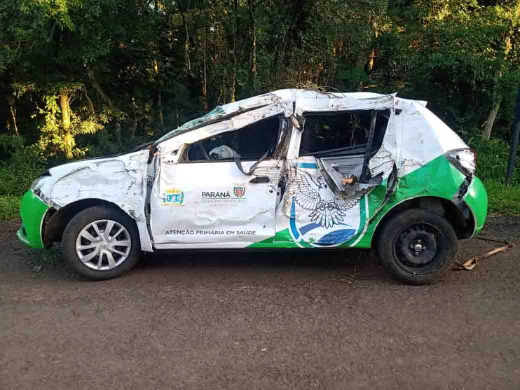 Carro da Saúde de Lunardelli capota na Rodovia PR 466