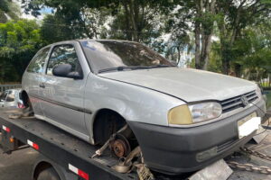 Carro furtado em Apucarana é encontrado sem rodas