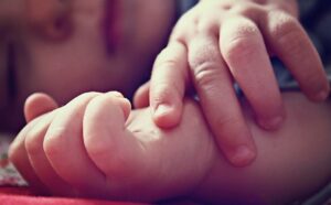 Bebê de 10 meses é salva por PMs após se engasgar em Arapongas
