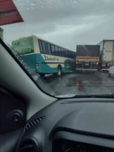 Engavetamento envolve pelo menos 7 veículos na BR-369 em Cambé