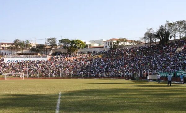 Estádio José Chiappin (dos Pássaros) deverá ter a iluminação em funcionamento para o Campeonato Paranaense