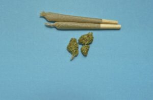 Estudante é pego preparando cigarro de maconha durante aula