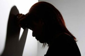 Homem ameaça ex mulher com faca e mata cachorro enforcado