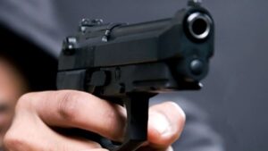 Policial embriagado mata homem a tiros após briga em posto