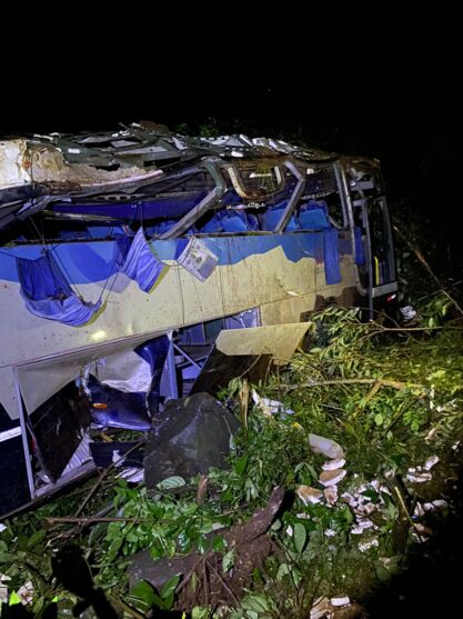 Imagem ilustrativa da notícia Ônibus cai em ribanceira e deixa 10 mortos e 21 feridos no Paraná