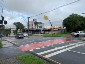Motociclista morre ao se envolver em batida com trem nesta madrugada