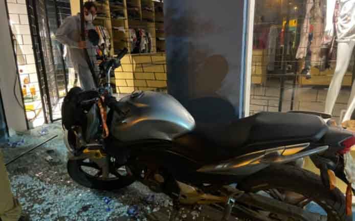 Motociclista tenta fugir da PM e acaba dentro de loja