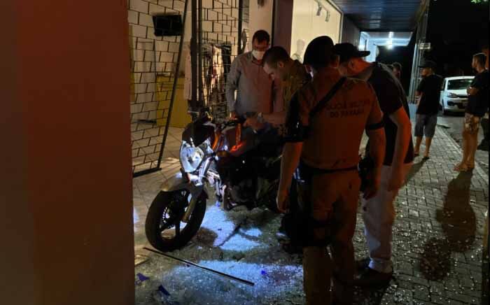 Motociclista tenta fugir da PM e acaba dentro de loja