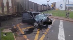 Motorista fica ferido após colidir com trem em Arapongas