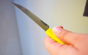 Enteada esfaqueia madrasta e depois foge em Arapongas