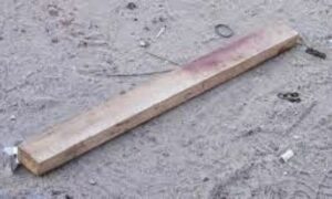 Mulher é agredida pelo namorado com um pedaço de pau