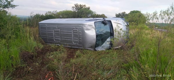 Mulher morre durante capotamento de van na BR 277