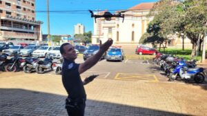 O GM Micheletti, único operador do drone, faz demonstração de uso do drone