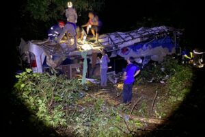 Ônibus cai em ribanceira e deixa 10 mortos e 21 feridos no Paraná