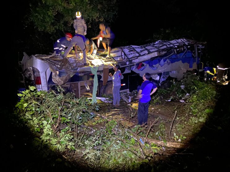 Ônibus cai em ribanceira e deixa 10 mortos e 21 feridos no Paraná