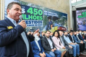 Onofre discursa em nome dos prefeitos do PR em evento onde Ratinho libera mais R$ 450 milhões para municípios