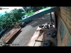 Pneu explode e casal escapa de grave acidente no PR – Veja vídeo