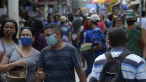 Mesmo sem obrigatoriedade, há quem se mantenha fiel às máscaras