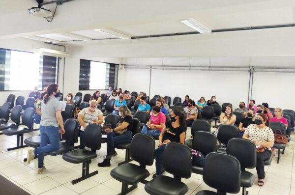 Reunião com supervisores de educação marca entrega da avaliação diagnóstica em Arapongas