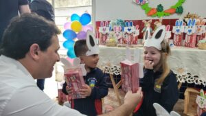 Apucarana distribui chocolates aos alunos da rede municipal; veja