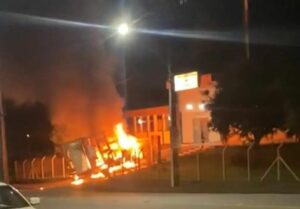 Criminosos invadem Guarapuava, para assaltar empresa de transporte, atacam a polícia e espalham terror – Vídeo