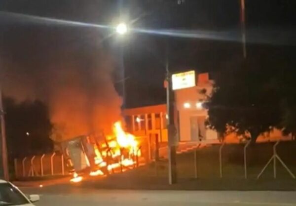 Criminosos invadem Guarapuava, para assaltar empresa de transporte, atacam a polícia e espalham terror – Vídeo