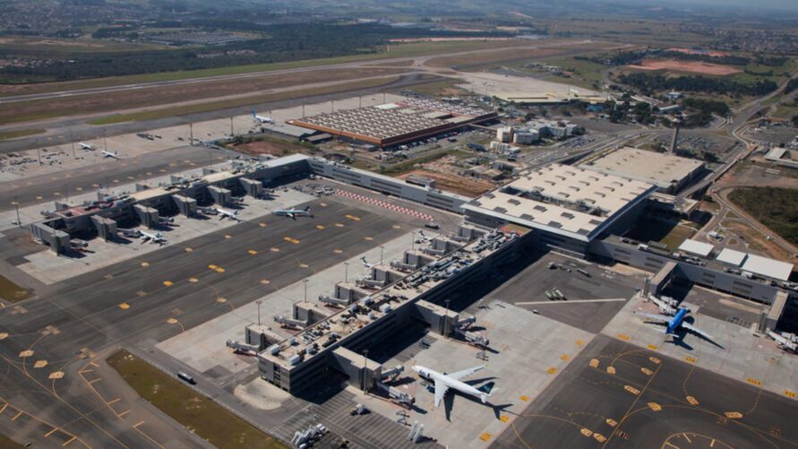 Aviões da Azul e Gol colidem no aeroporto de Campinas