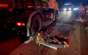 Batida entre moto e carreta deixa um morto na PR 082