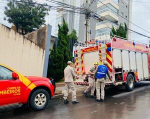 Bombeiros de Apucarana salvam trabalhador que ficou preso a 35 metros