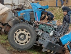 Carreta tomba na BR 376 e motorista fica preso às ferragens