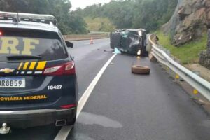 Carro com placas de Jardim Alegre capota na BR 376, uma pessoa morreu