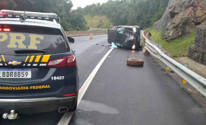 Carro com placas de Jardim Alegre capota na BR 376, uma pessoa morreu