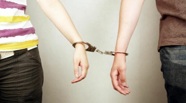 Casal é preso em flagrante após roubo em residência