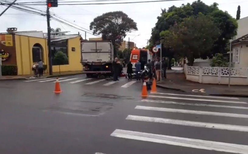 Ciclista é atropelado por caminhão no centro de Arapongas