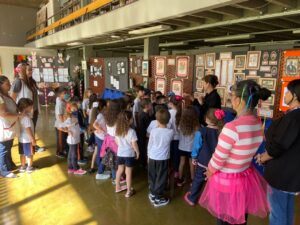 Alunos de Arapongas e Sabáudia visitam Exposição na Biblioteca