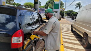 Gasolina tem novo aumento nos postos de Apucarana