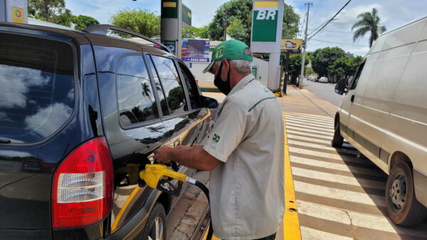 Postos esperam distribuidoras para reduzir preços da gasolina e etanol
